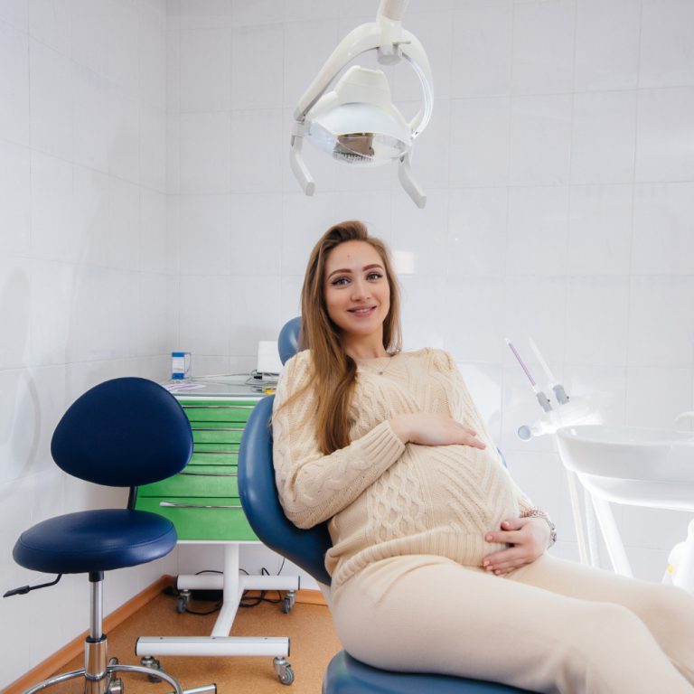 Odontoiatria e Gravidanza: Cure Dentali Sicure per la Mamma